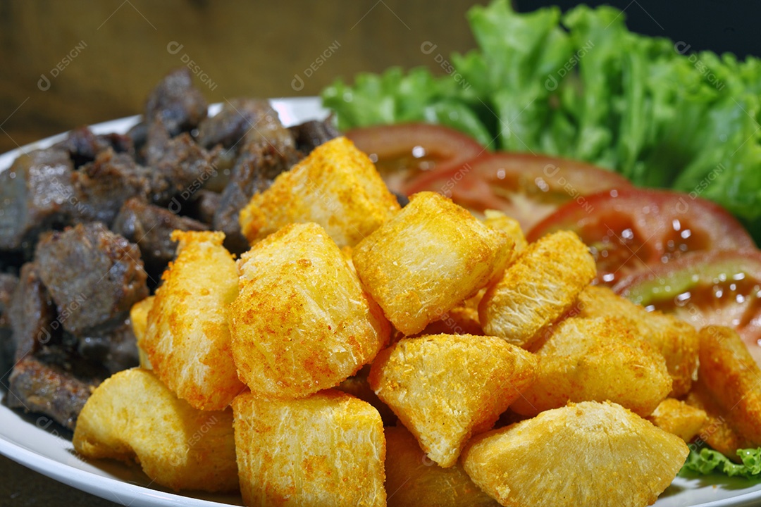 Tigela com mandiocas fritas