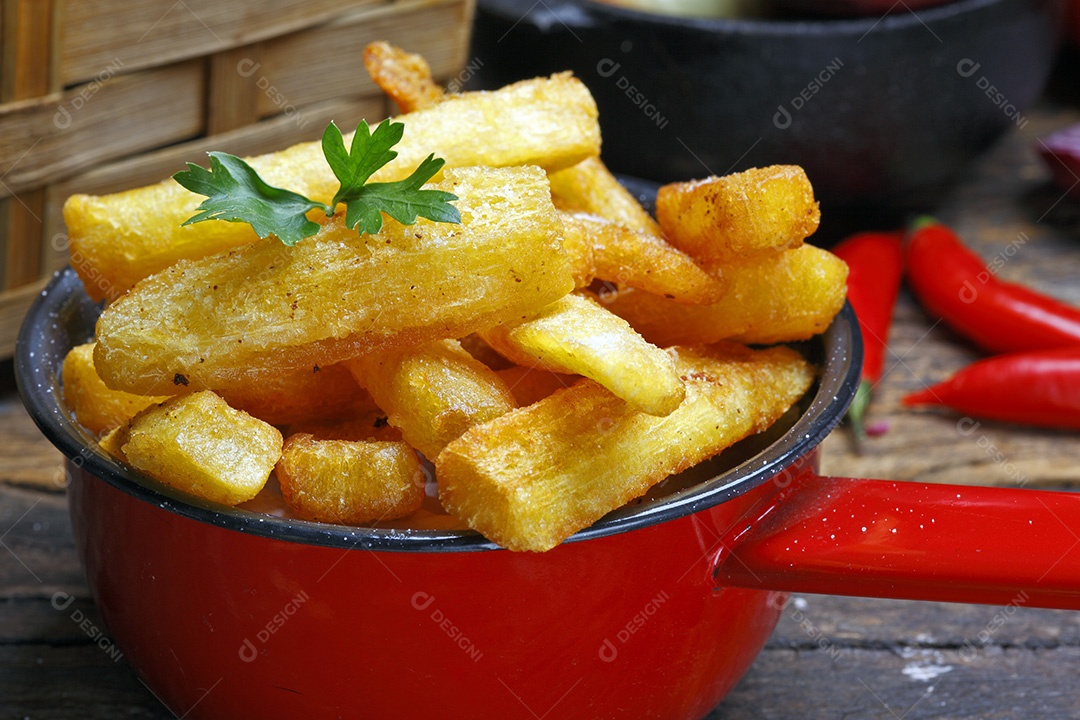 Tigela com mandiocas fritas