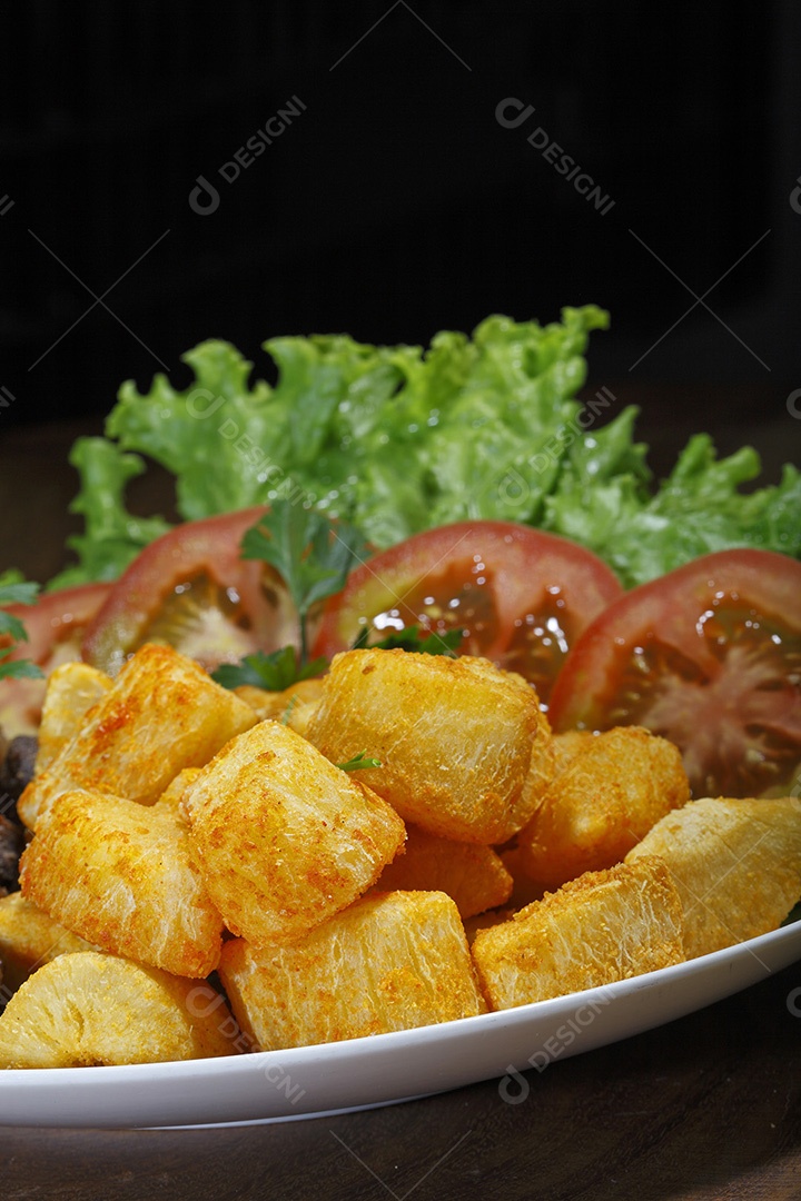 Tigela com mandiocas fritas