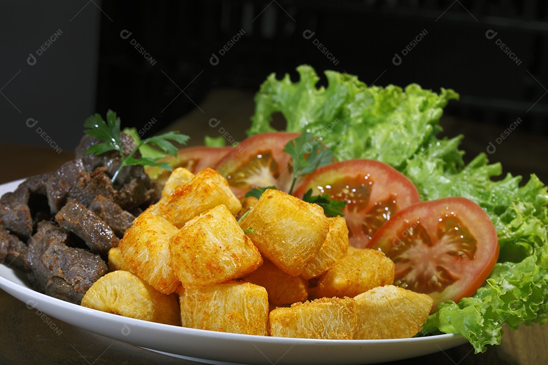 Tigela com mandiocas fritas