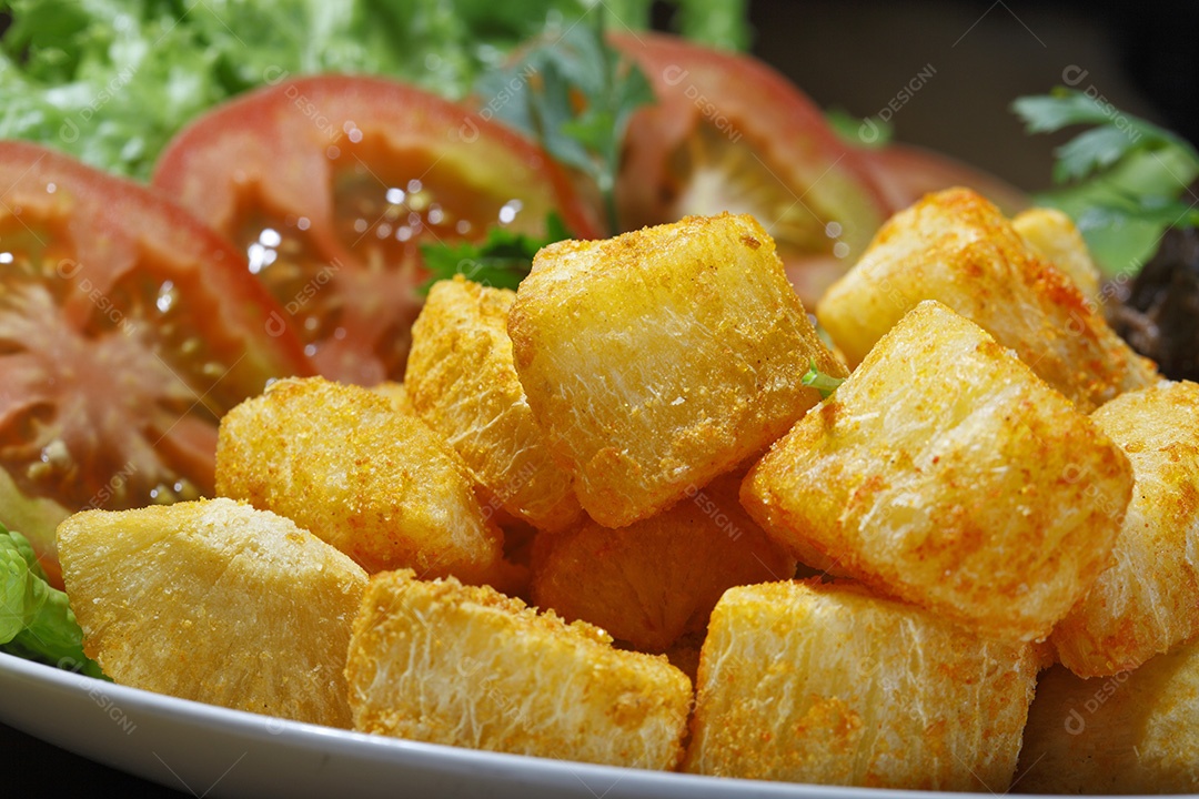 Tigela com mandiocas fritas