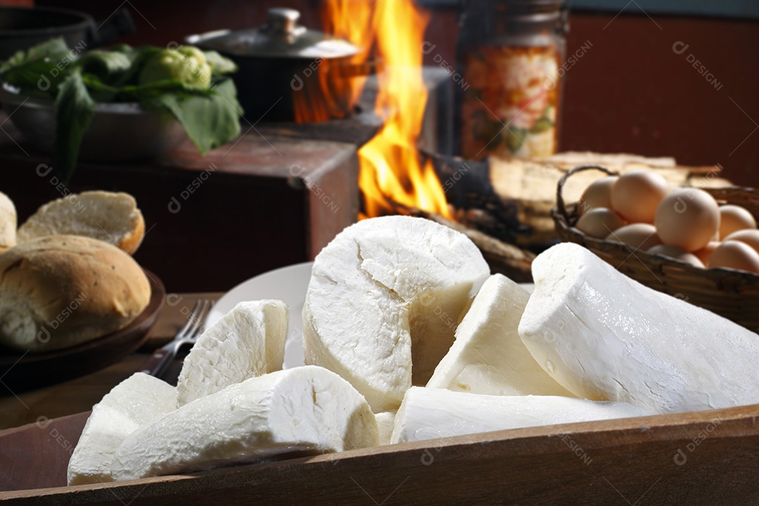 Mandioca crua sobre fogão de lenha