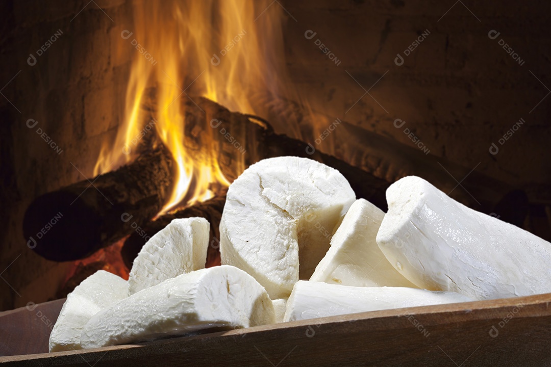 Mandioca crua sobre fogão de lenha