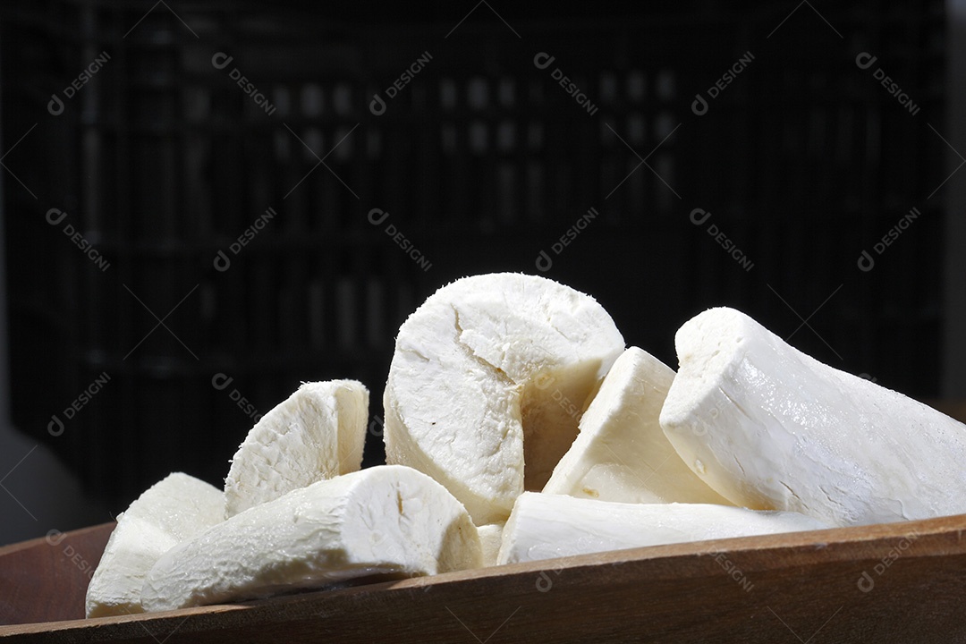 Mandioca crua sobre fogão de lenha