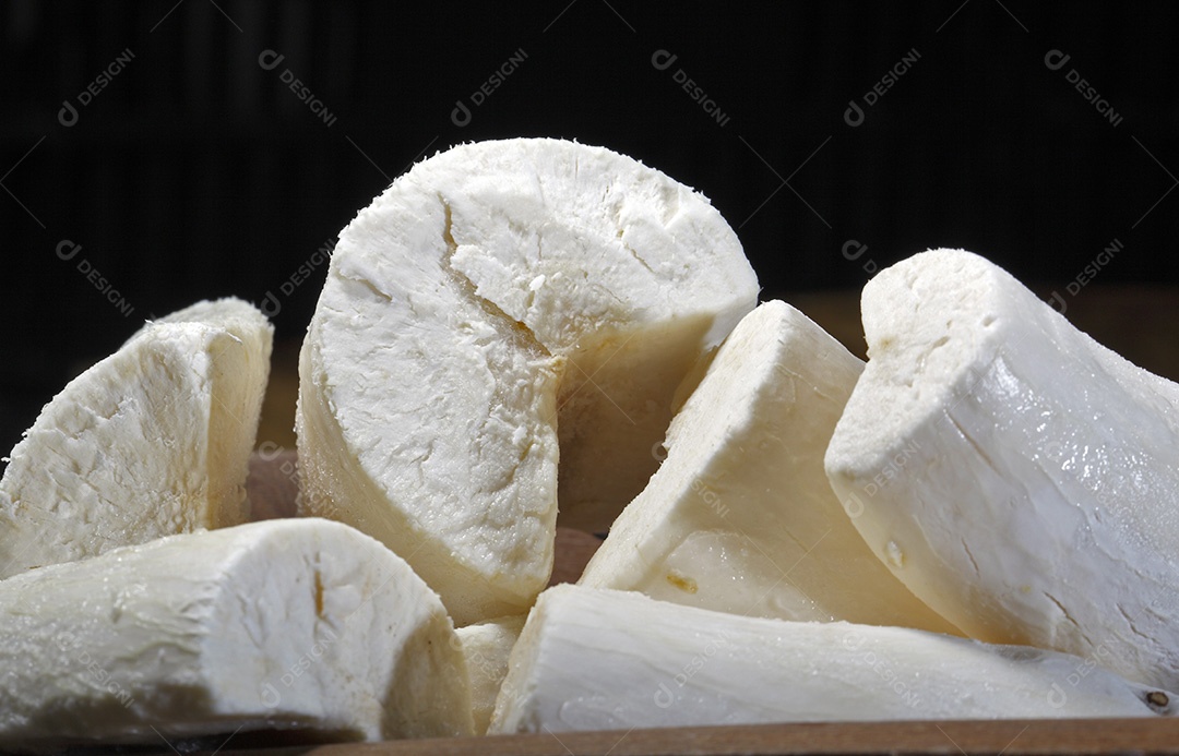 Mandioca crua sobre fogão de lenha