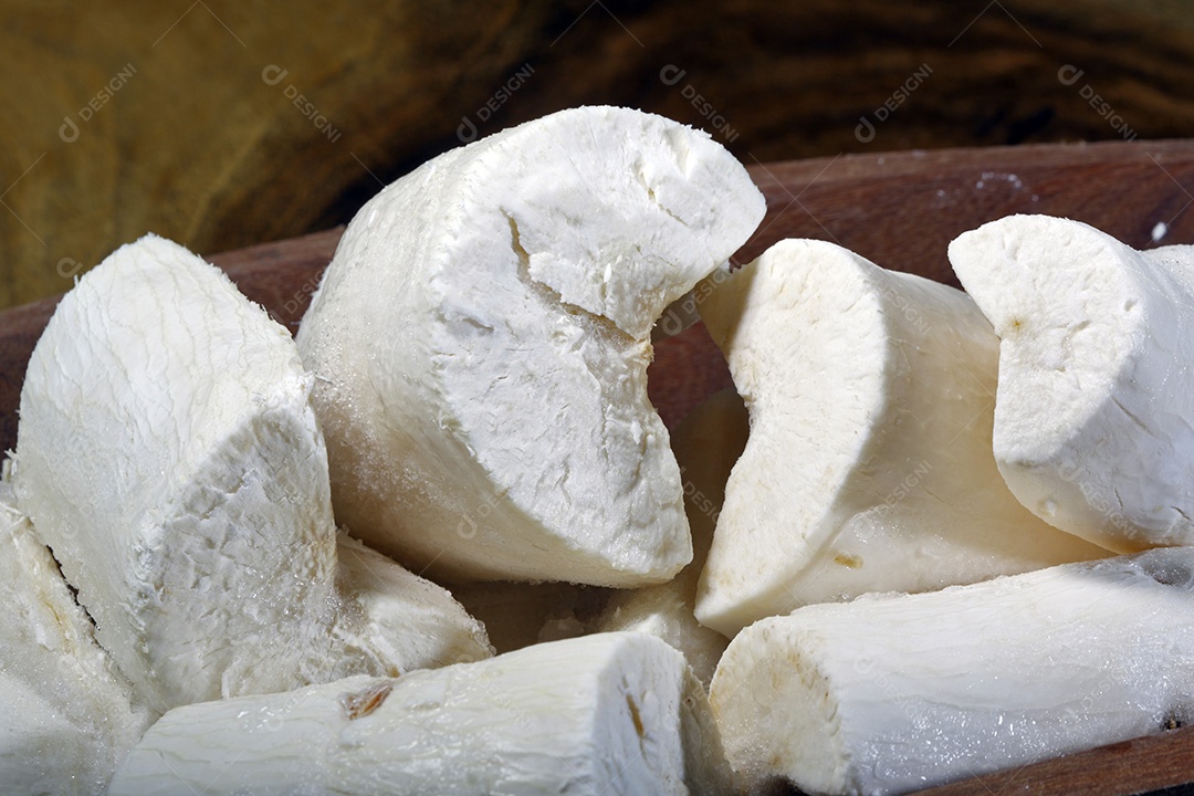 Mandioca crua sobre fogão de lenha