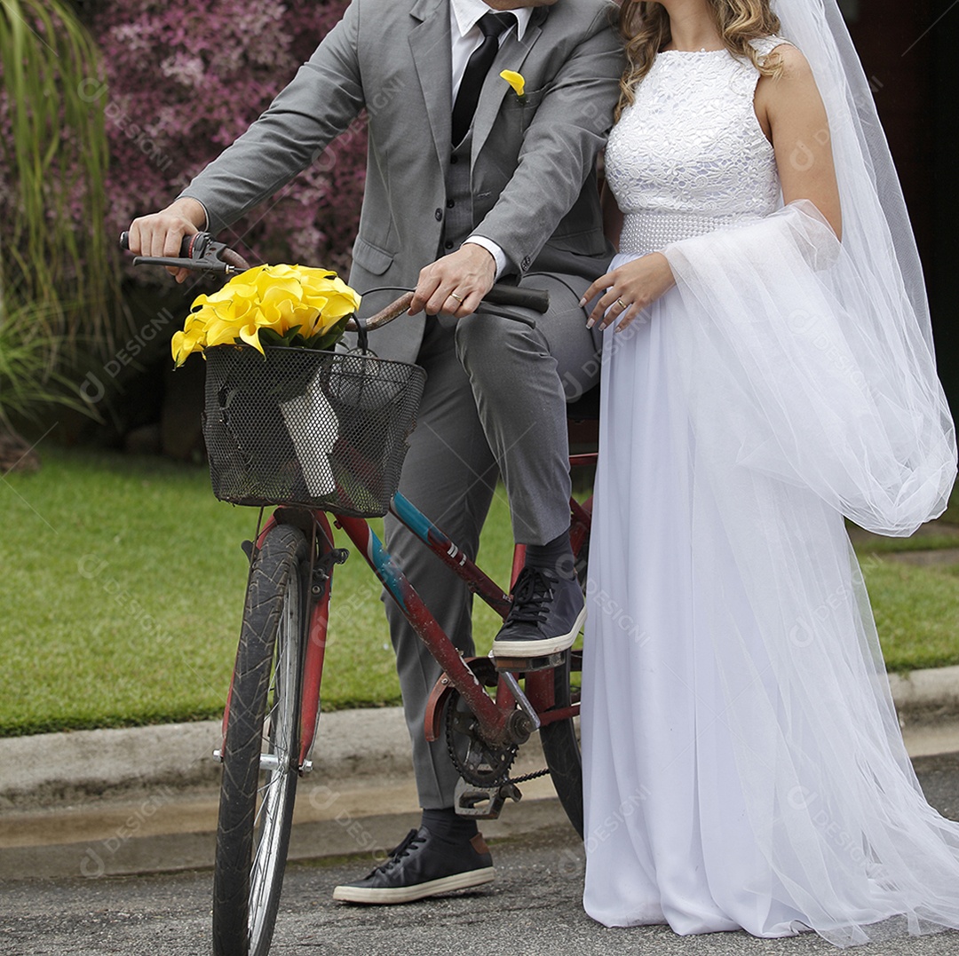 Noiva e noivo com buquê