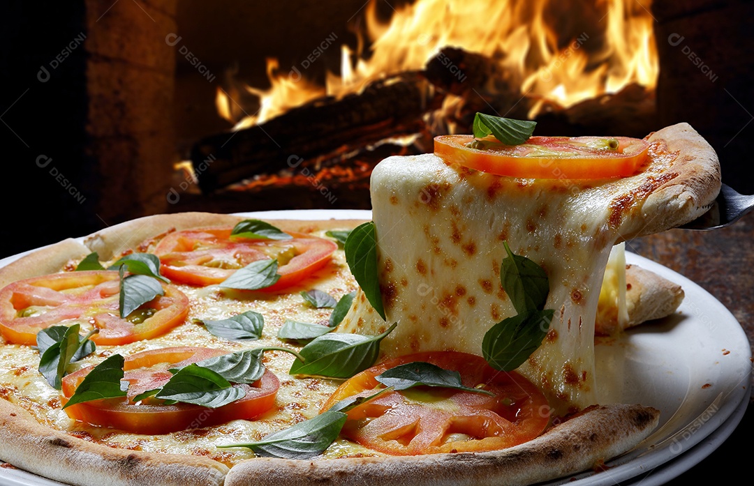 Deliciosa pizza com manjericão e tomates