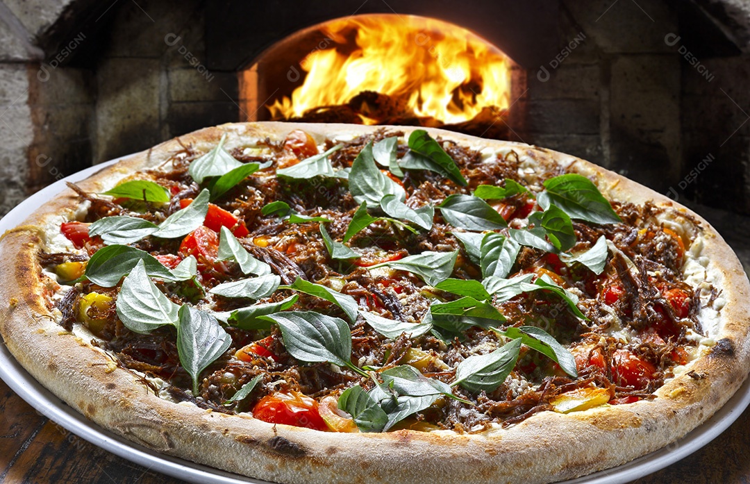 Deliciosa pizza com manjericão e tomates