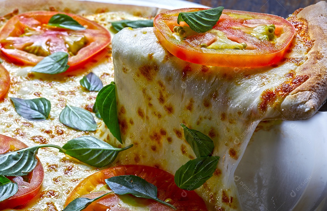 Deliciosa pizza com manjericão e tomates