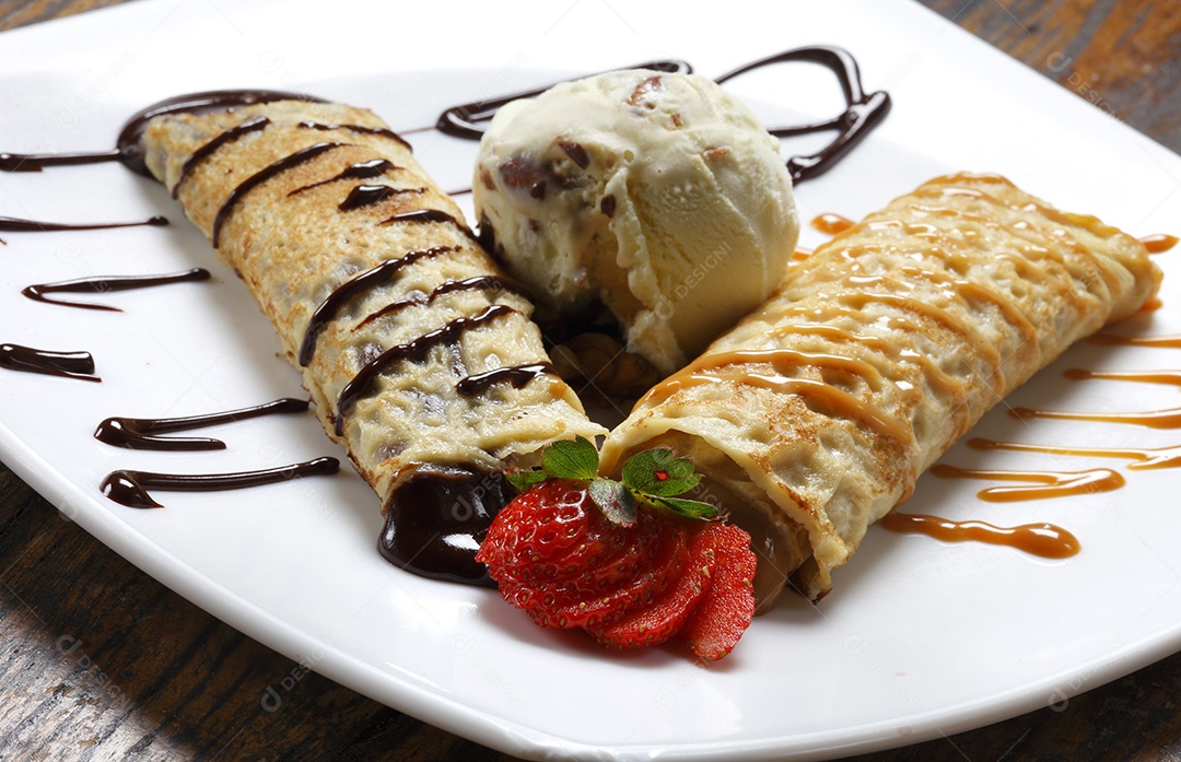 Panquecas de doces com bola de sorvete