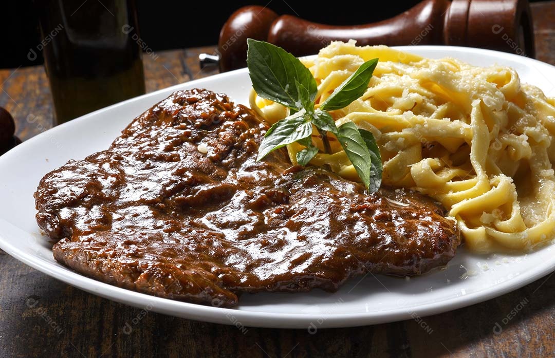 Bife grelhado com macarrão ao molho branco