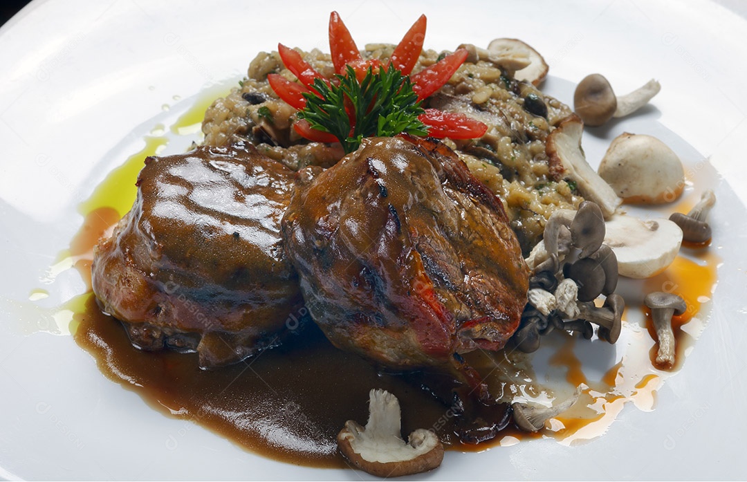 Filé mignon ao molho e arroz com pimentas e cogumelos