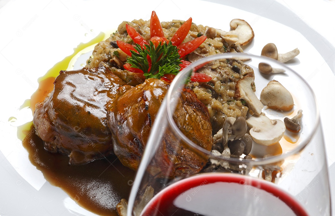 Filé mignon ao molho e arroz com pimentas