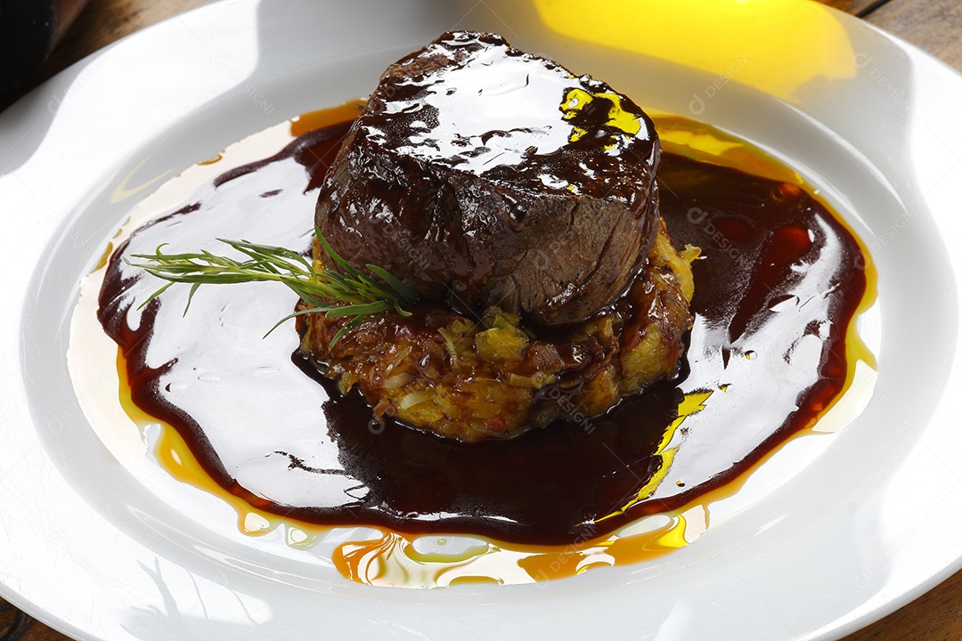 Risotto com filé grelhado e molho