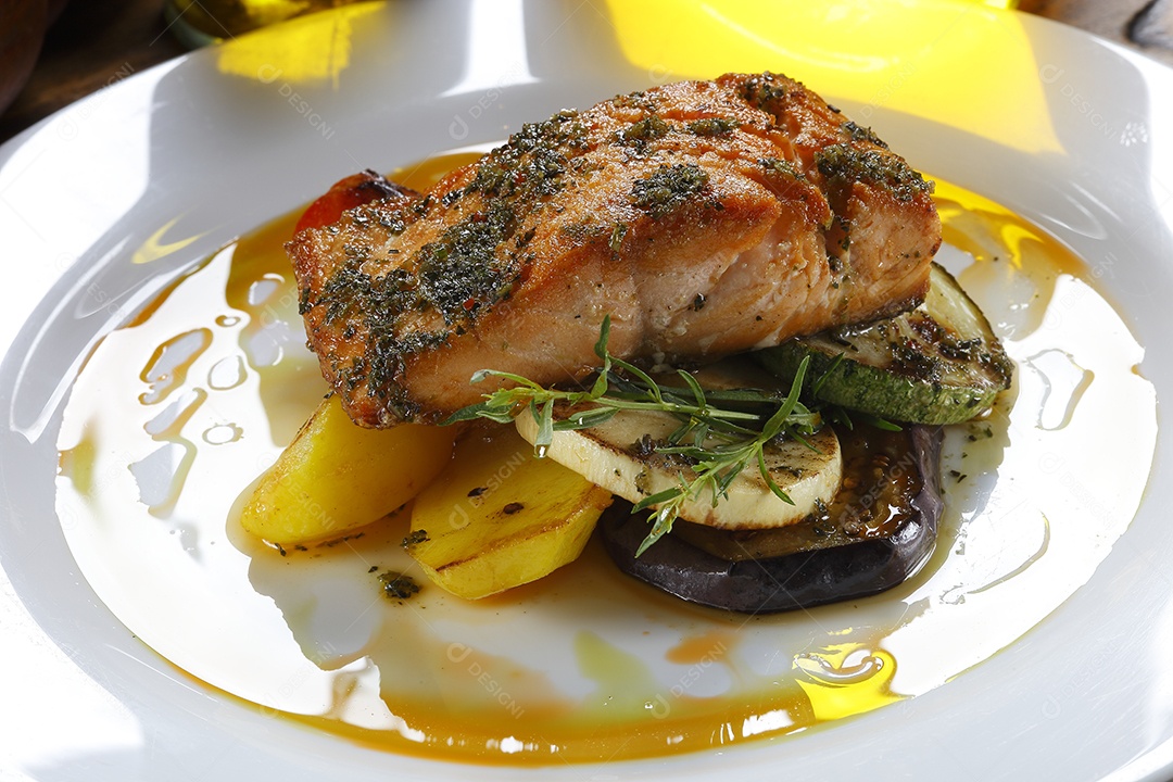 Peixe grelhado com verduras e molho