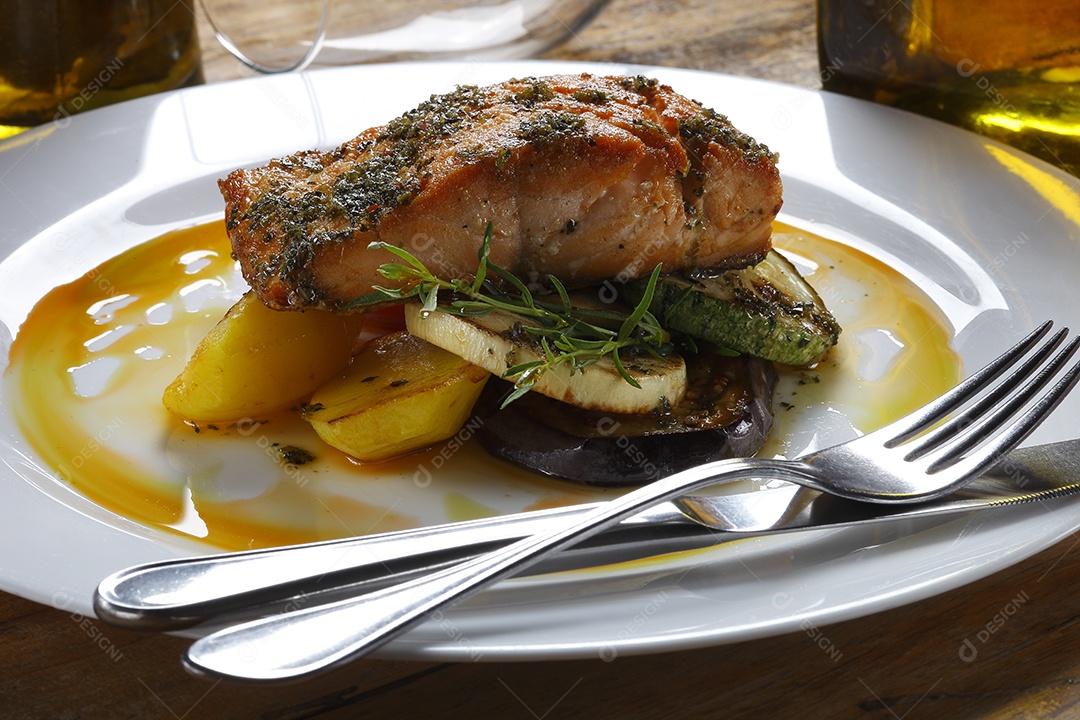 Peixe com batatas e beterrabas grelhadas