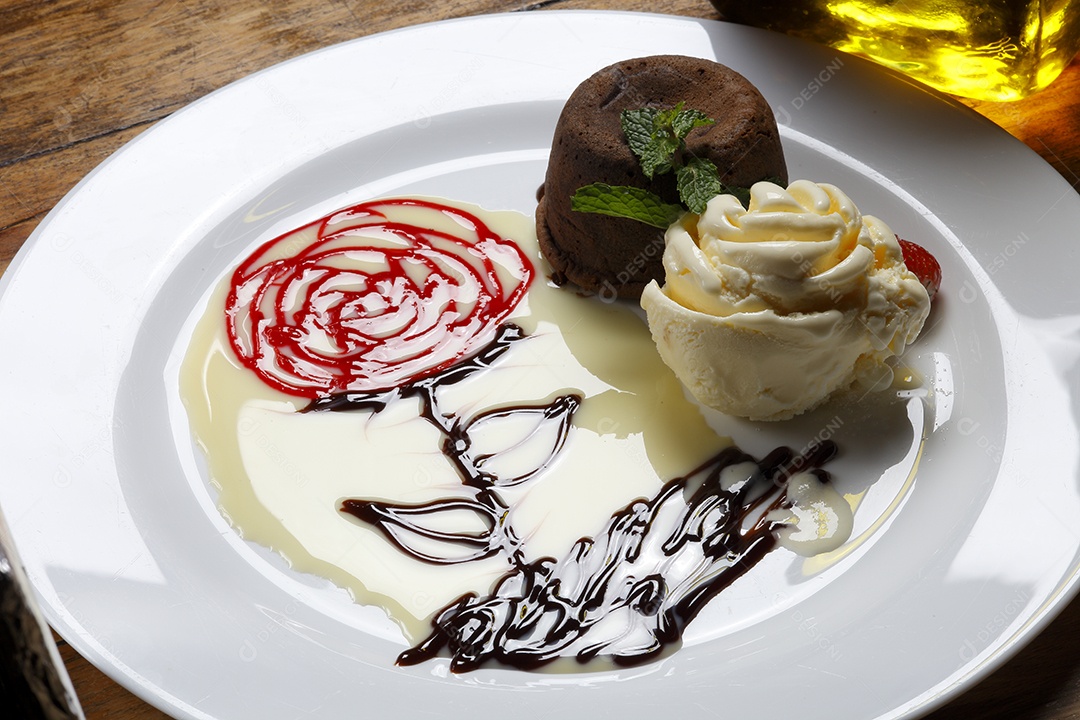 Sobremesa petit gâteau em um prato sobre mesa de madeira