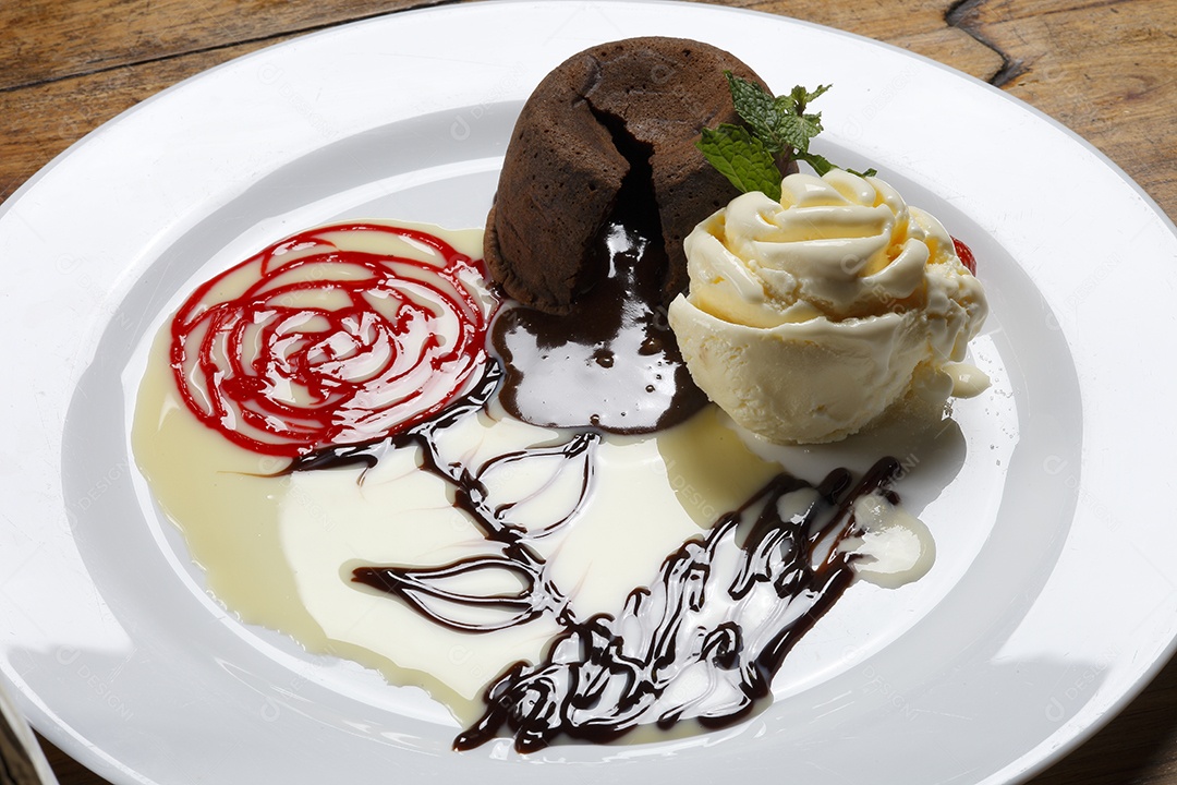 Sobremesa petit gâteau em um prato sobre mesa de madeira