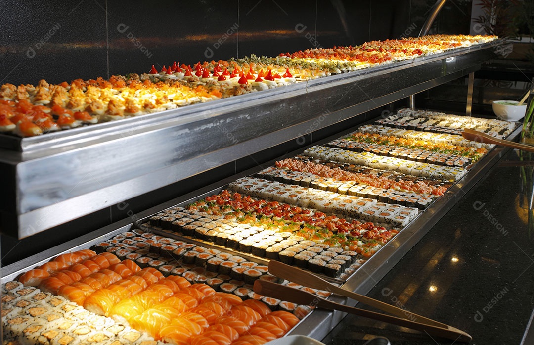 Variedade de sushis em um restaurante