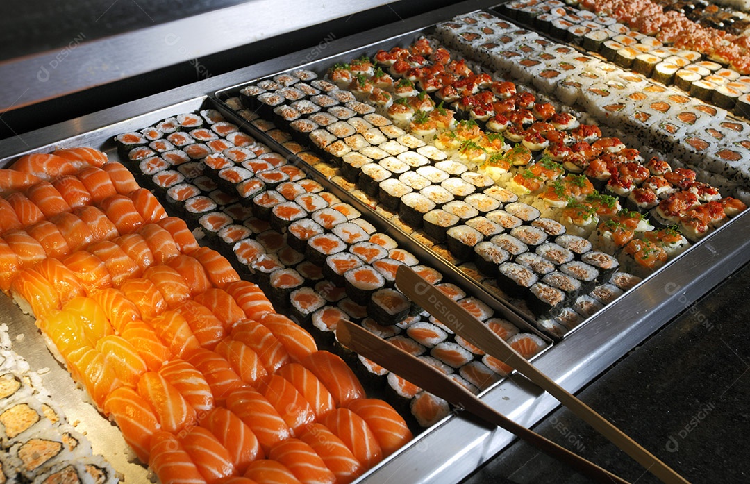 Variedade de sushis em uma banca