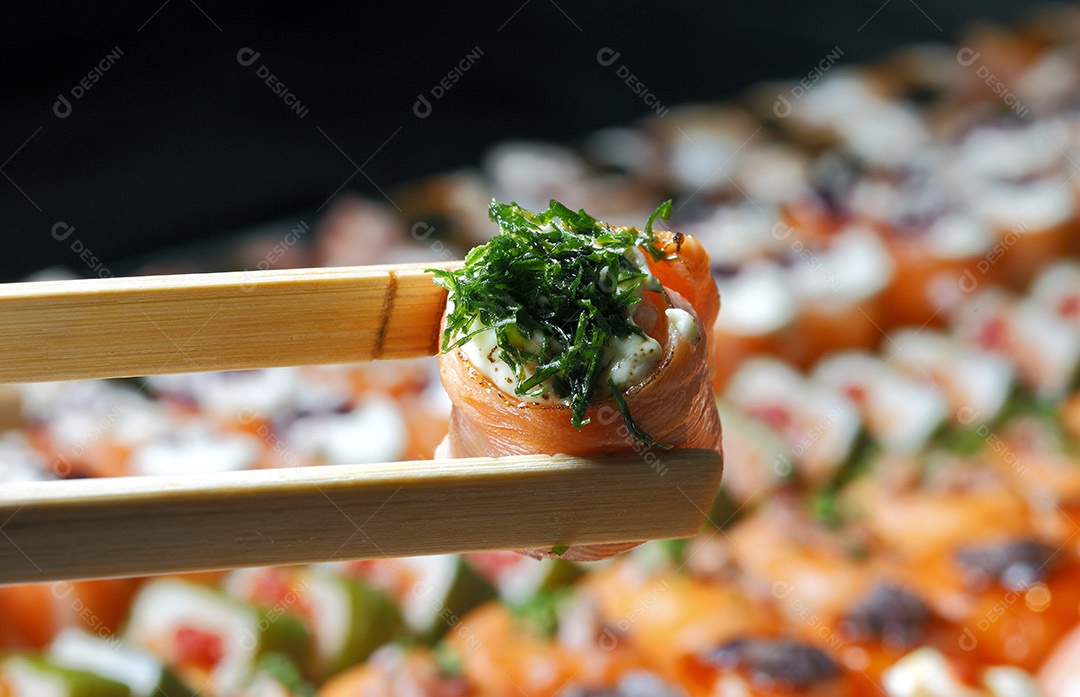 Hashis segurando sushi delicioso