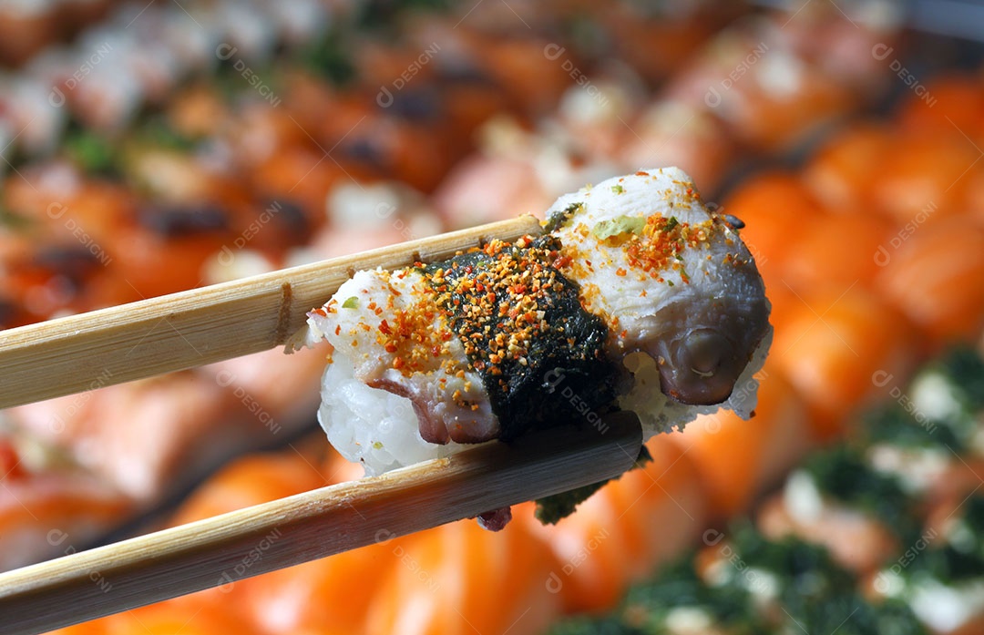 Hashis segurando sushi delicioso