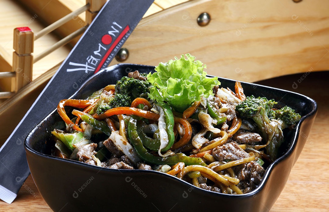 Delicioso yakisoba em uma tigela sobre mesa de madeira