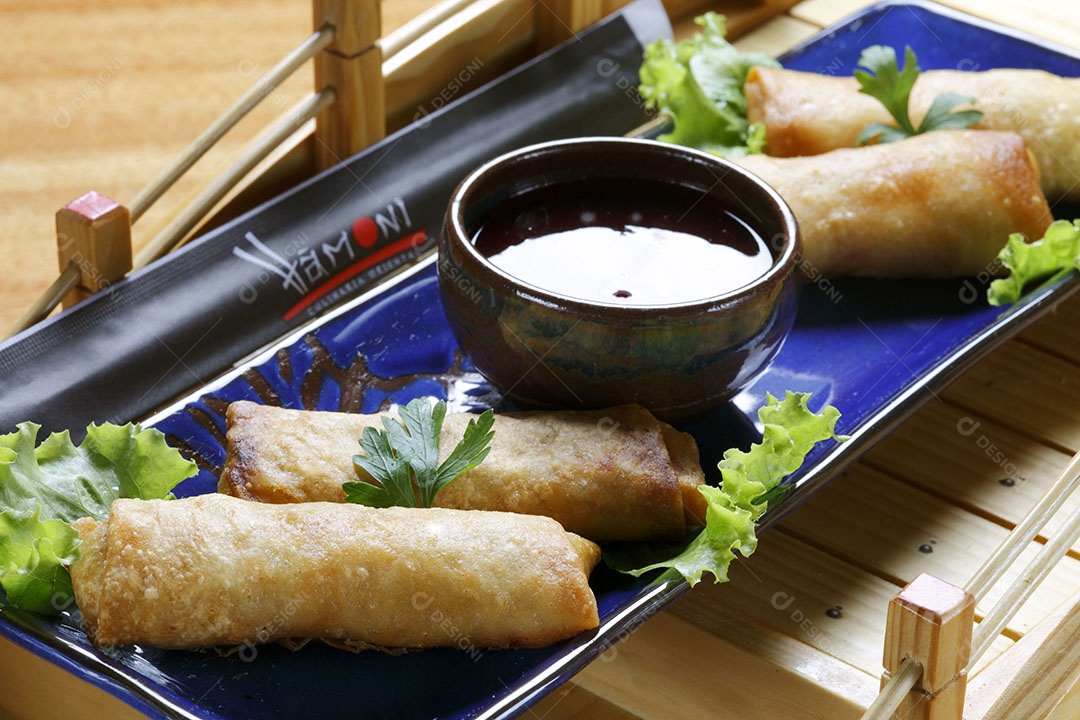 Pastel recheado e alfaces ao redor com molho