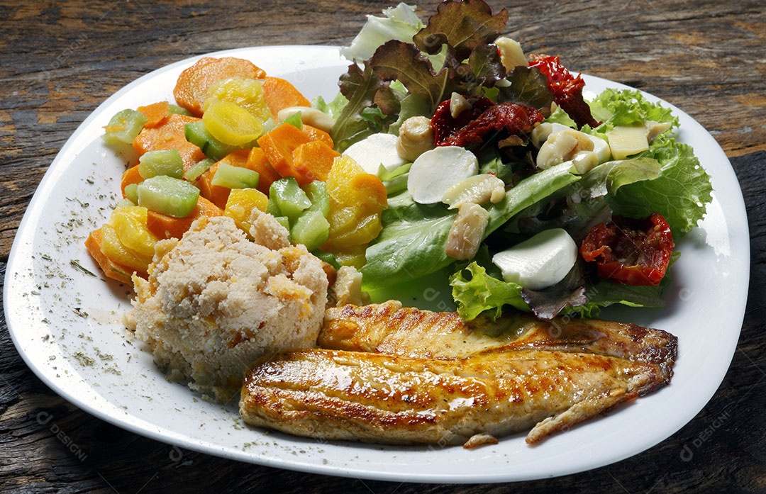 Prato tradicional saudavél de saladas e frango grelhado