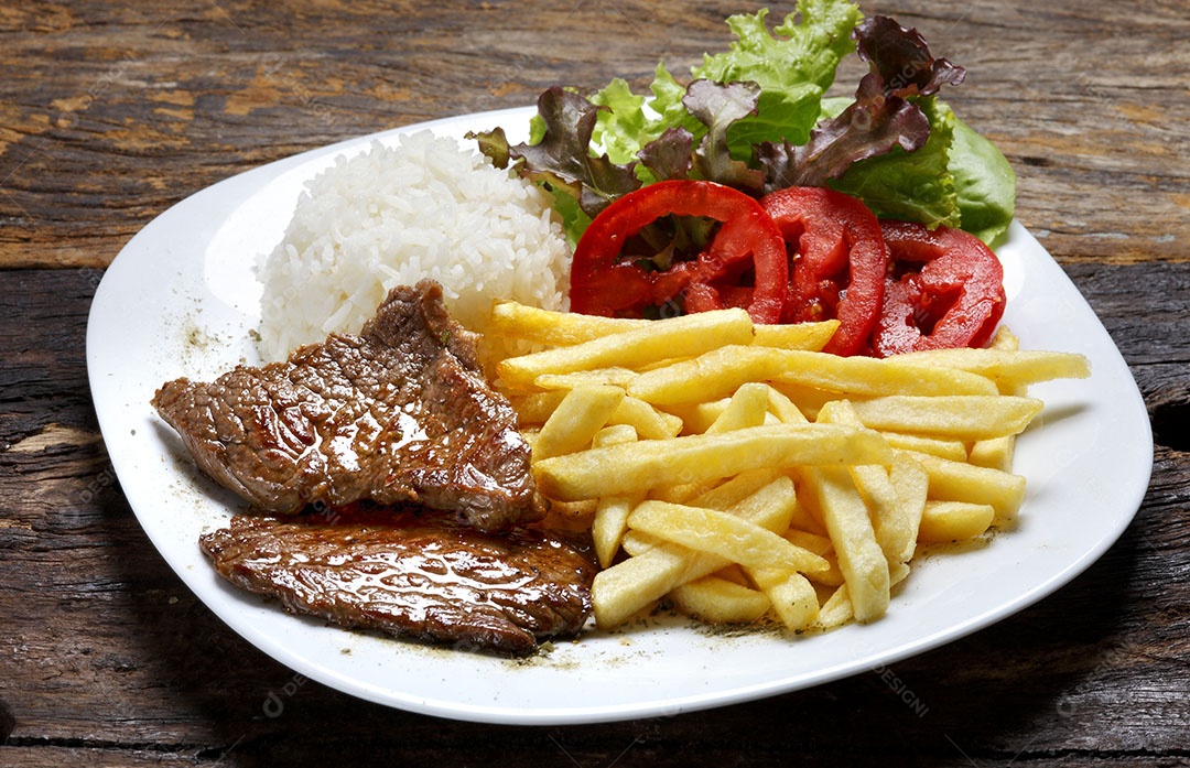 Arroz salada batatas fritas e bife grelhado