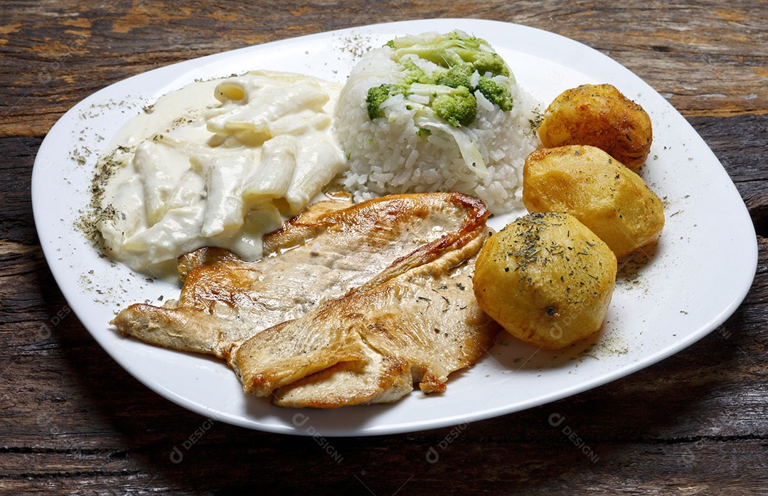 Arroz com purê frango e batatas grelhadas