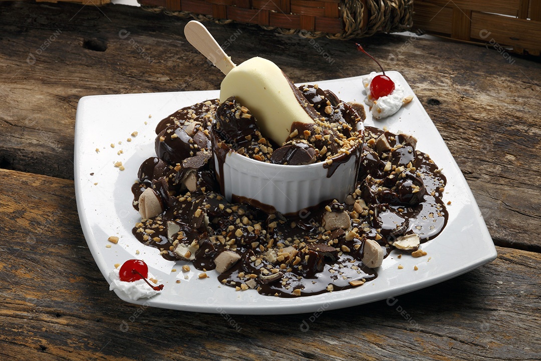 Sobremesa de gelada de chocolate com picolé