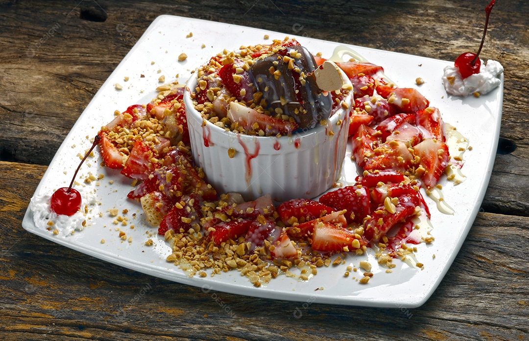 Delicioso açaí com morangos castanhas e leite condensado