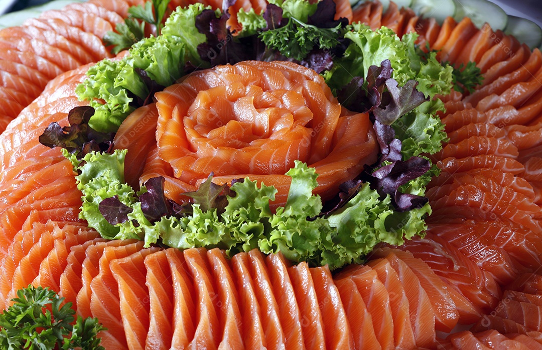 Salmão defumado com hortaliças