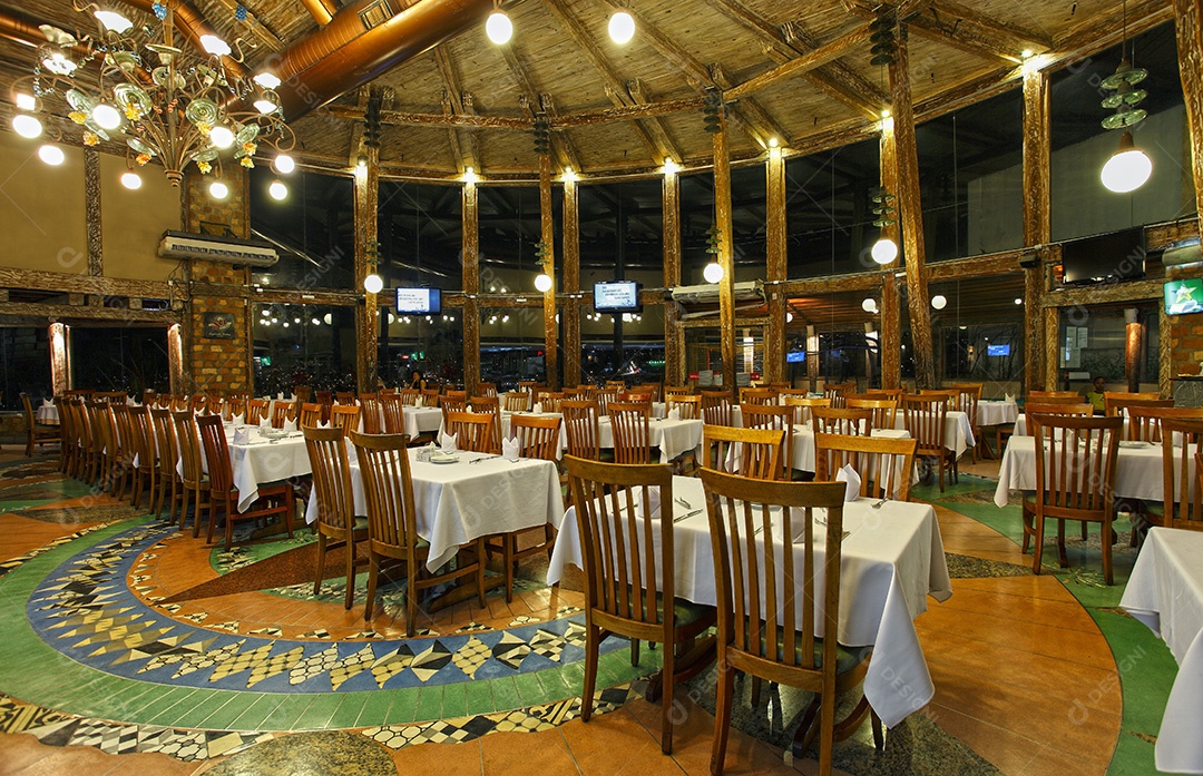 Um lindo restaurante minimalista