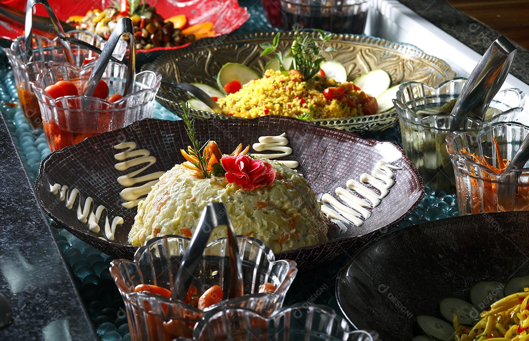 Comidas na bancada de uma mesa