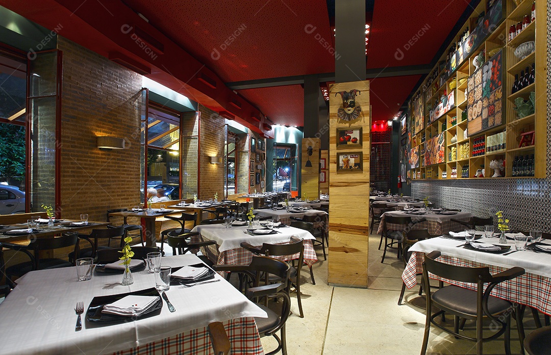 Mesas de um restaurante e bar