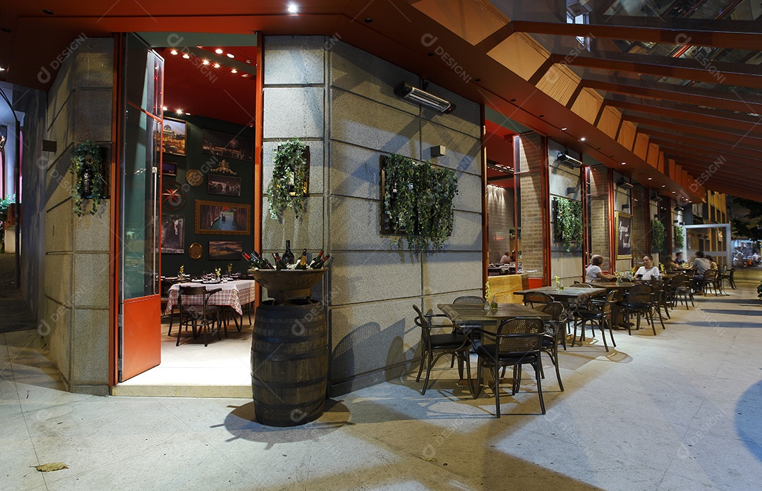 Restaurante com mesas para o lado de fora