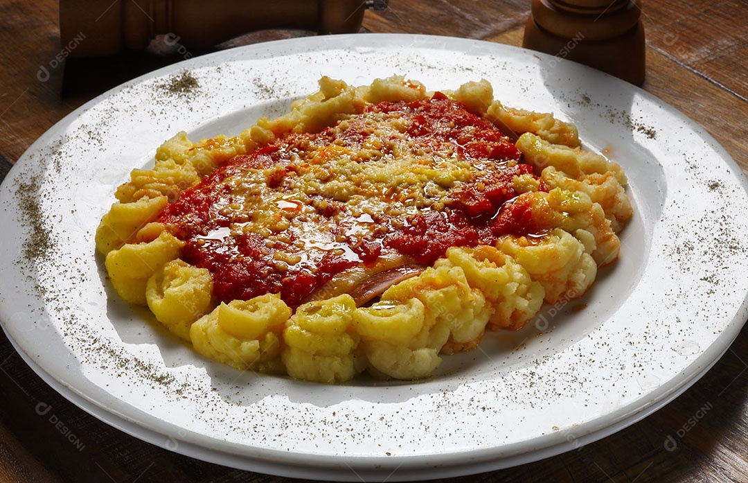 Comida com molho de tomate