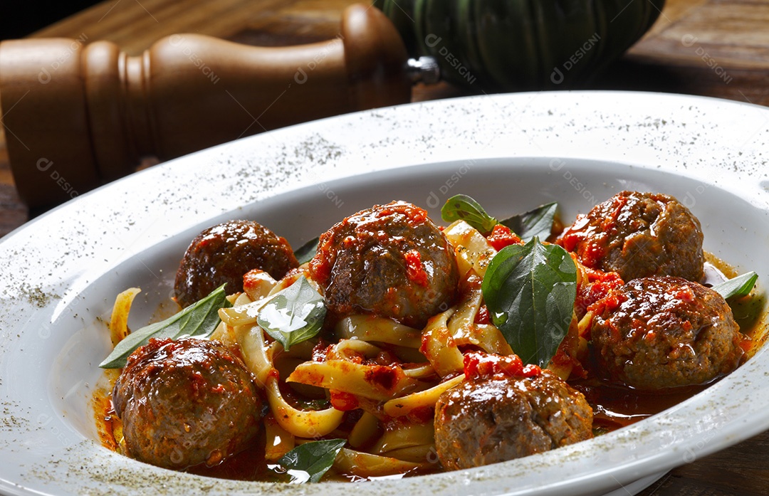 Macarrão com almôndegas