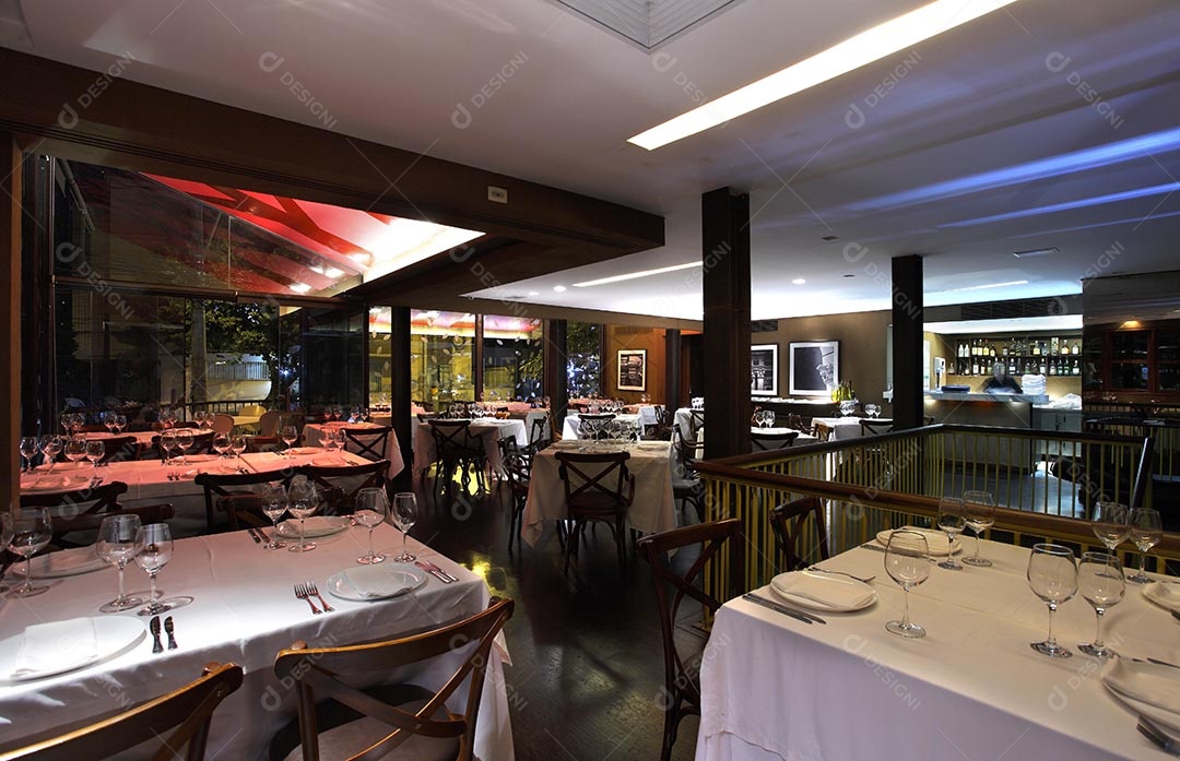 Mesas do restaurante bar parrilla del mercado