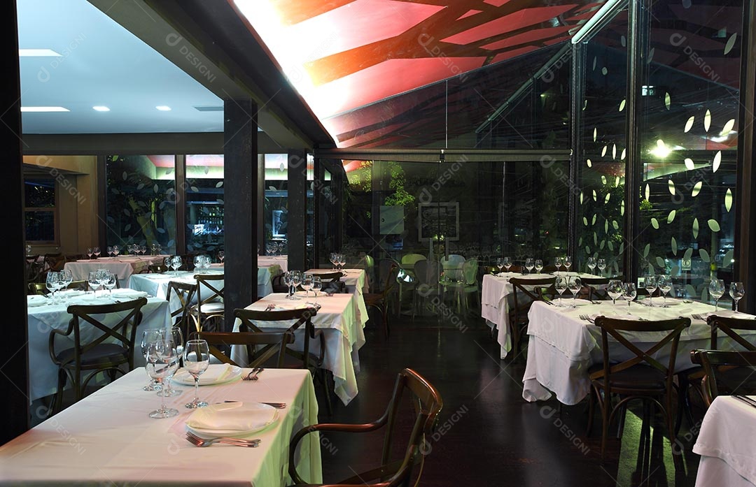 Mesas de um restaurante e bar