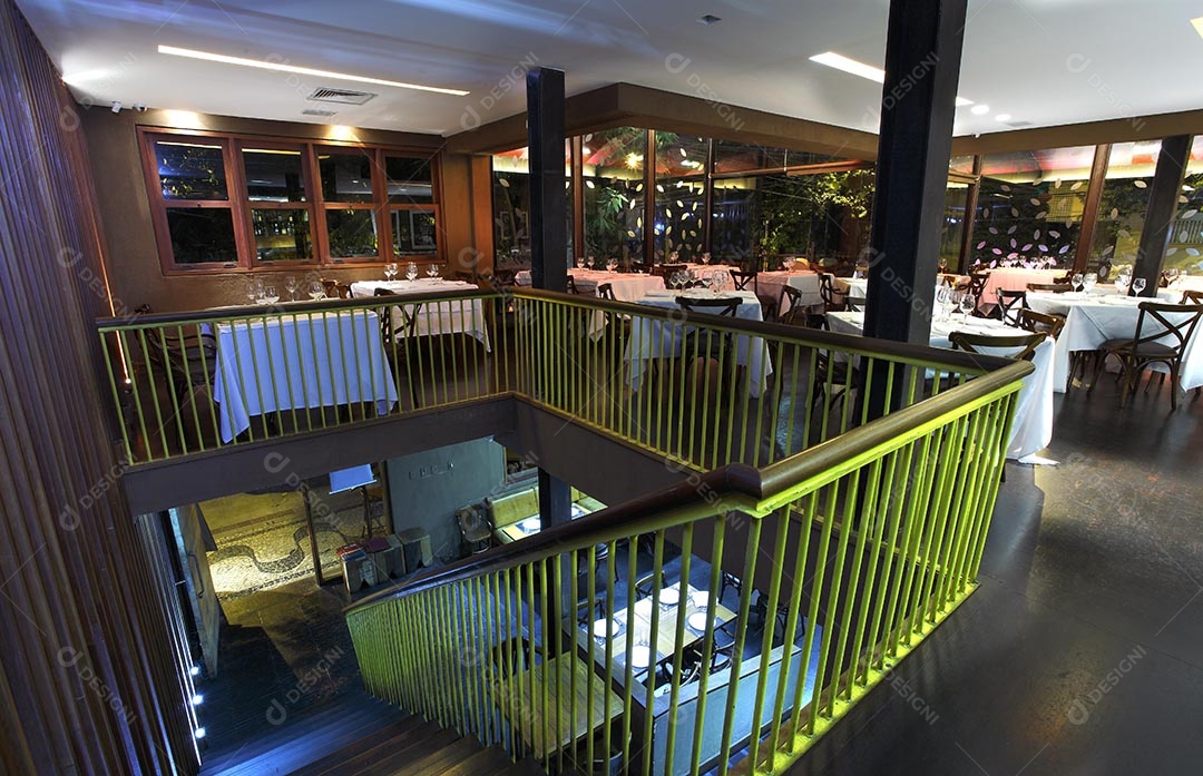 Mesas de um restaurante e bar