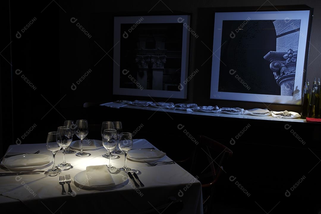 Mesa de um restaurante a luz ambiente