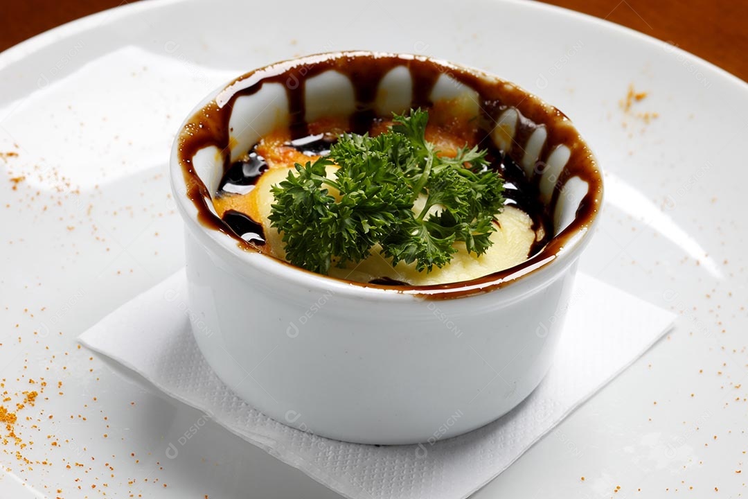 Escondidinho com molho e cheiro verde