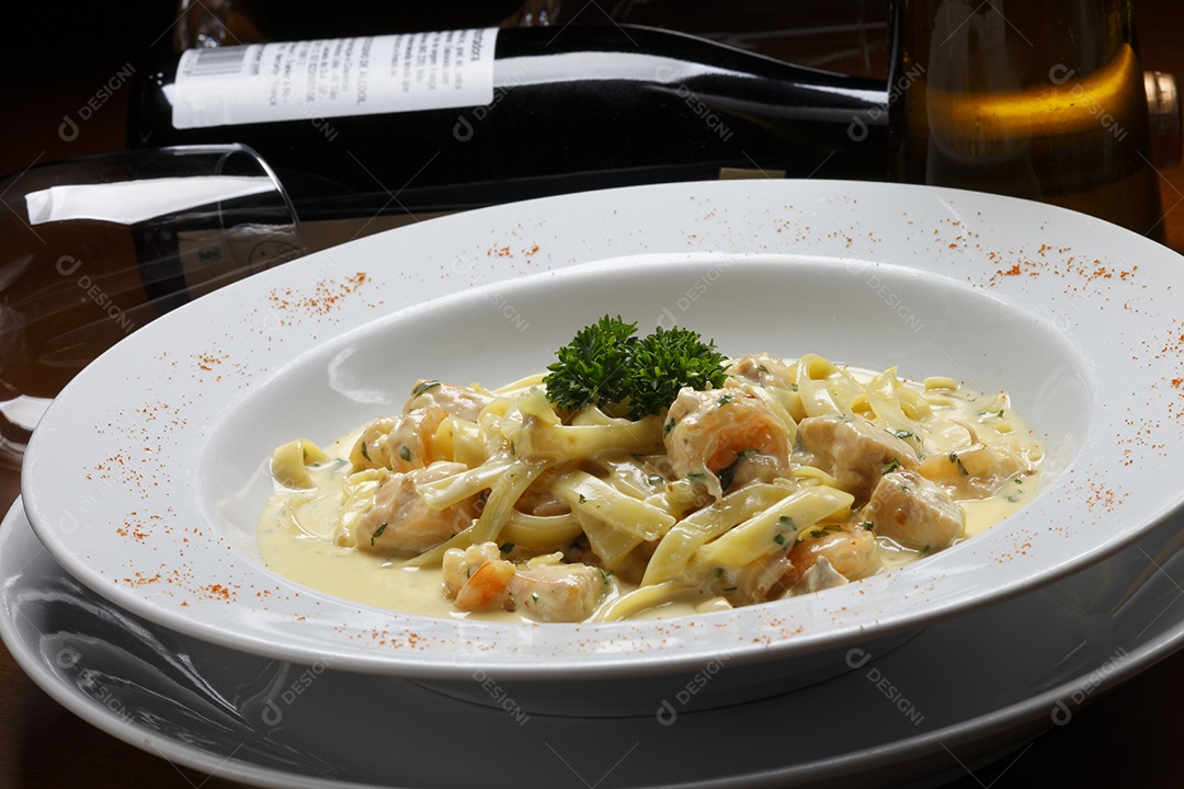 Macarrão ao molho branco com camarão