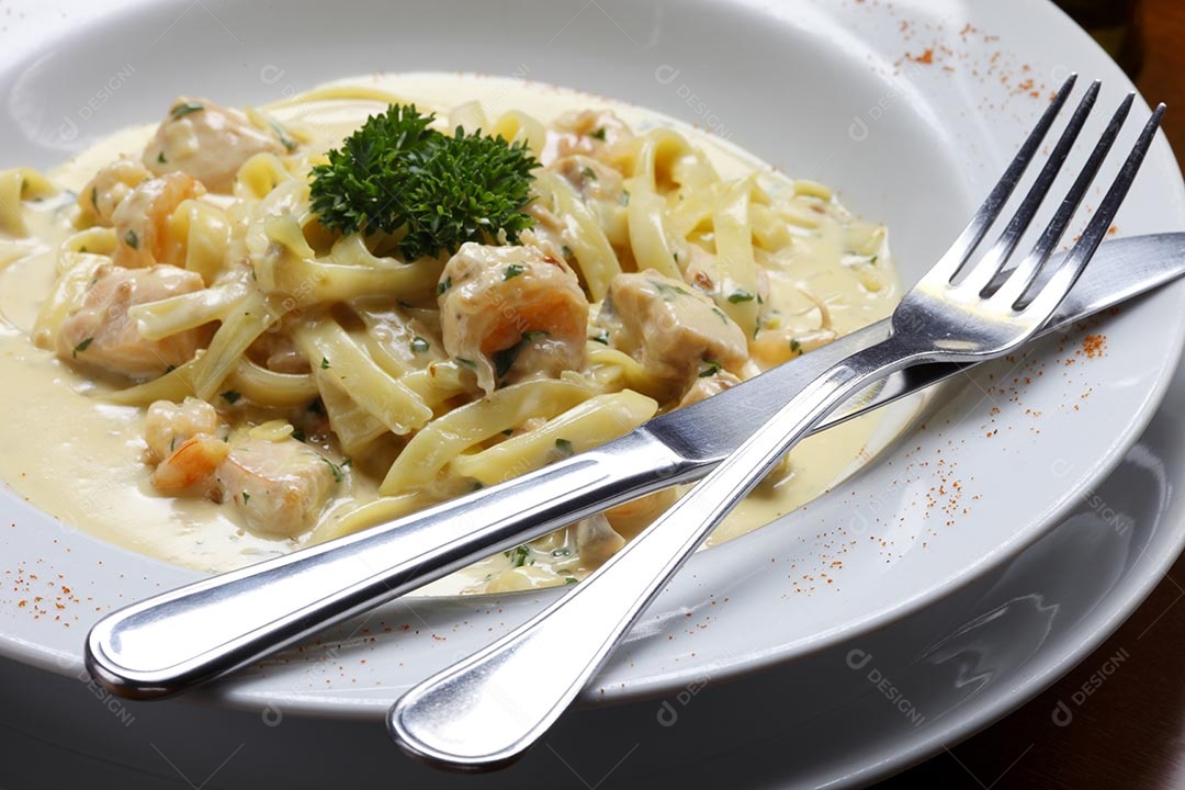 Macarrão ao molho branco e camarão