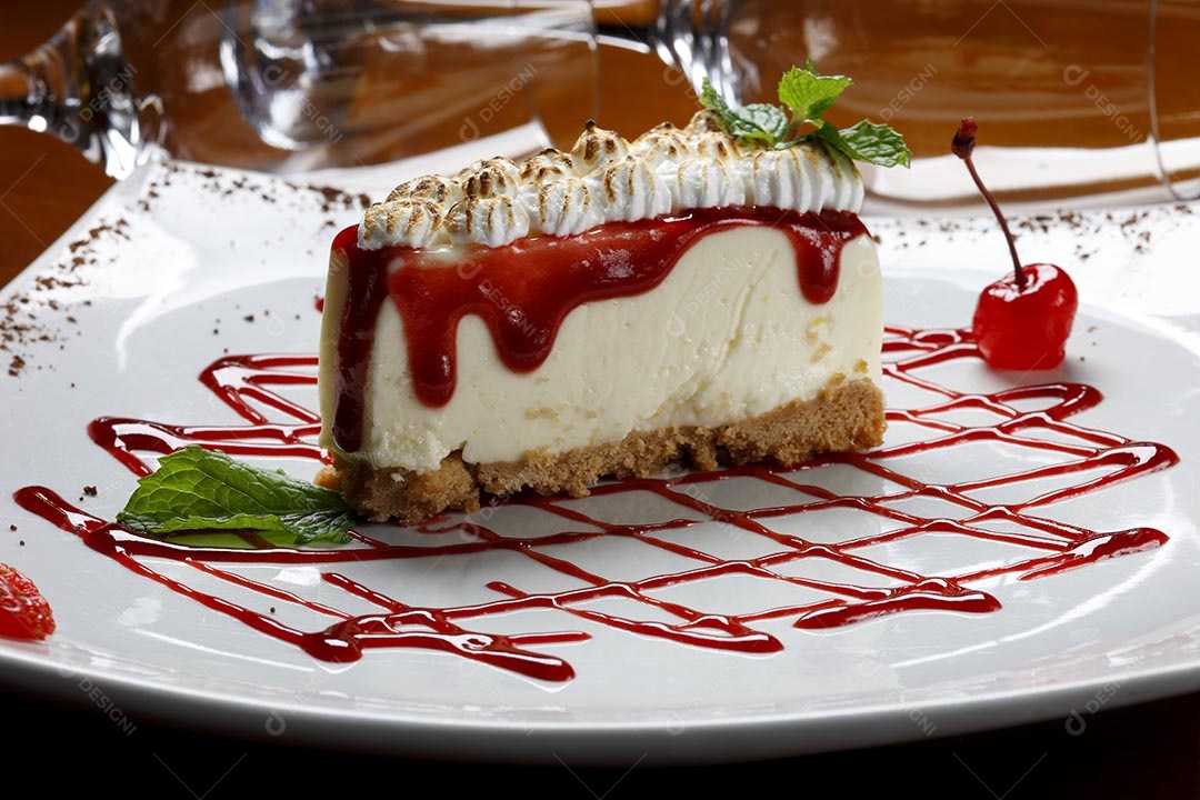 Fatia de torta deliciosa com cobertura de morango