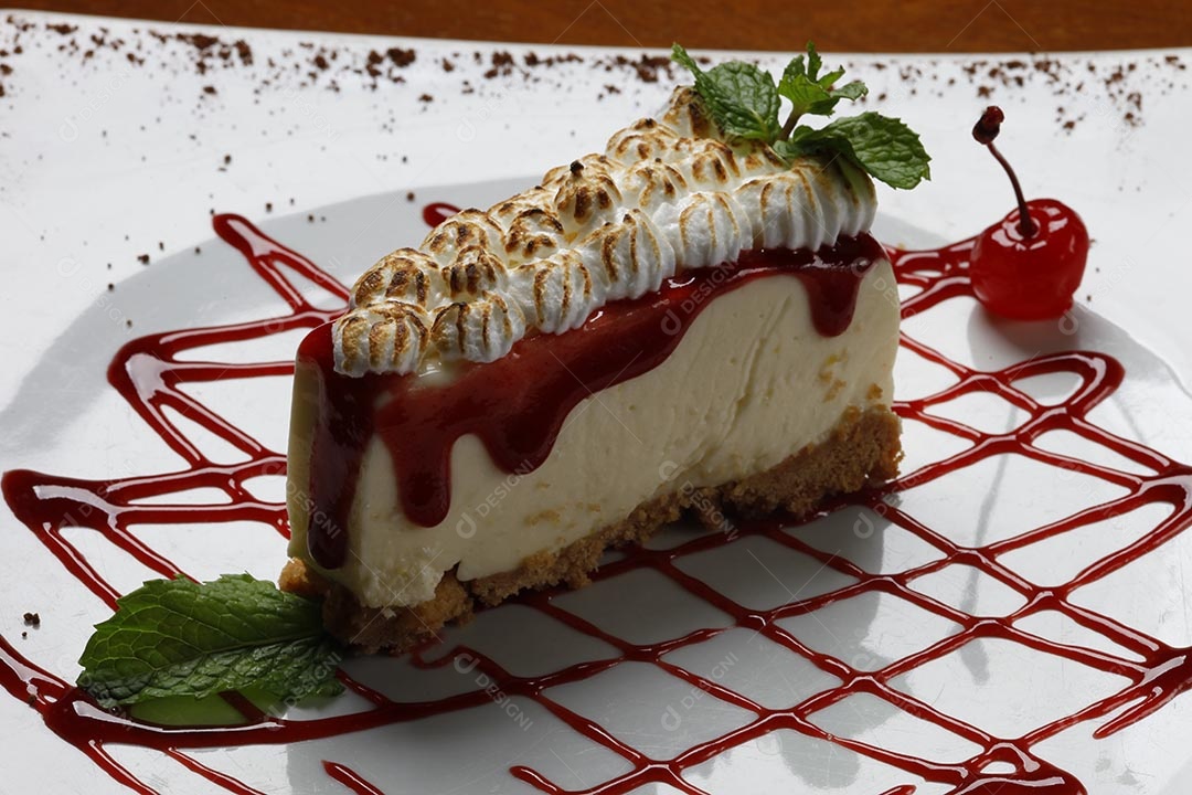 Bolo de frutas vermelhas conceito café da manhã